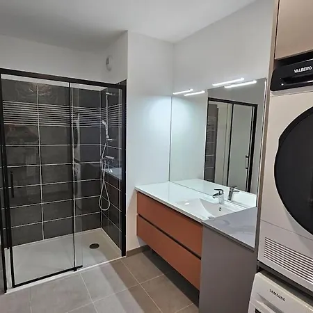 2 Neuf Bord De Apartment